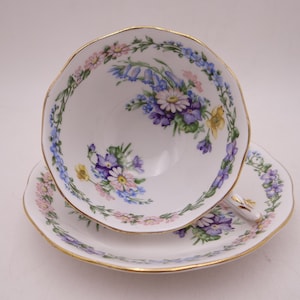 Vintage Roslyn Hand English Bone China &quot;Garland&quot; Teacup and Saucer Set Delightful English Tea Cup 8393