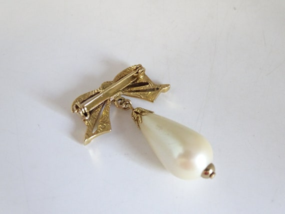 Vintage Faux Pearl and Gold Tone Knot Brooch Pin … - image 4