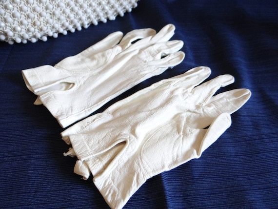 Lovely Vintage Cream Kid Leather Bow Gloves - Wri… - image 4