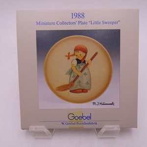 Goebel MJ Hummel 1988 3D Relief Annual Miniature Plate &quot;Little Sweeper&quot; in original Box