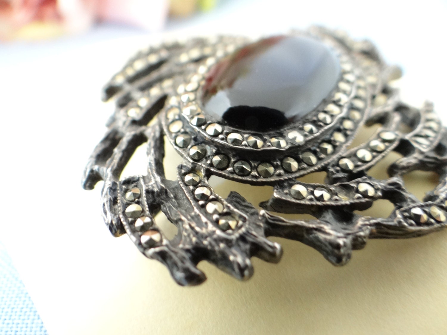 シックな輝き オニキス マルカジット ブローチ アール・デコ調 シックな輝き オニキス マルカジット ブローチ アール・デコ調