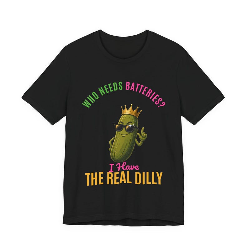 電池なんていらない！｜本物のおもしろピクルスTシャツ｜ユニセックスグラフィックTシャツ 画像 1