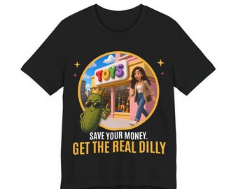 お金を節約して本物のディリーを手に入れよう | 本物のディリーのおもしろピクルスTシャツ | ユニセックスグラフィックTシャツ