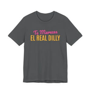 Te Mereces El Real Dilly / The Real Dilly Funny Pickle Shirt / Camiseta gráfica unisex imagen 2