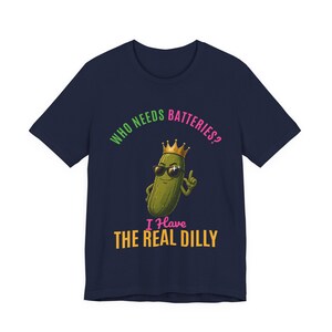 電池なんていらない！｜本物のおもしろピクルスTシャツ｜ユニセックスグラフィックTシャツ 画像 5