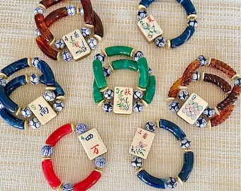 Pulsera Mahjong, pulsera elástica con cuentas de fichas de mahjong vintage de hueso y bambú, estilo chinoiserie con detalles acrílicos jaspeados brillantes.