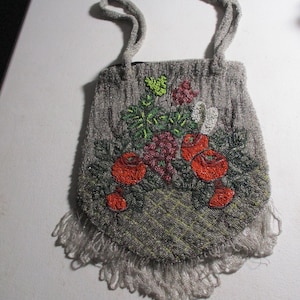 Bolso antiguo de principios del siglo XX con flores de rosas y microcuentas de vidrio