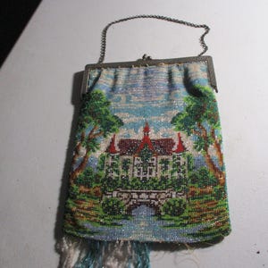 Bolso antiguo de principios del siglo XX con flecos y microcuentas con escena de río y castillo