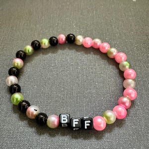 Abgefahren inspiriertes Perlenarmband