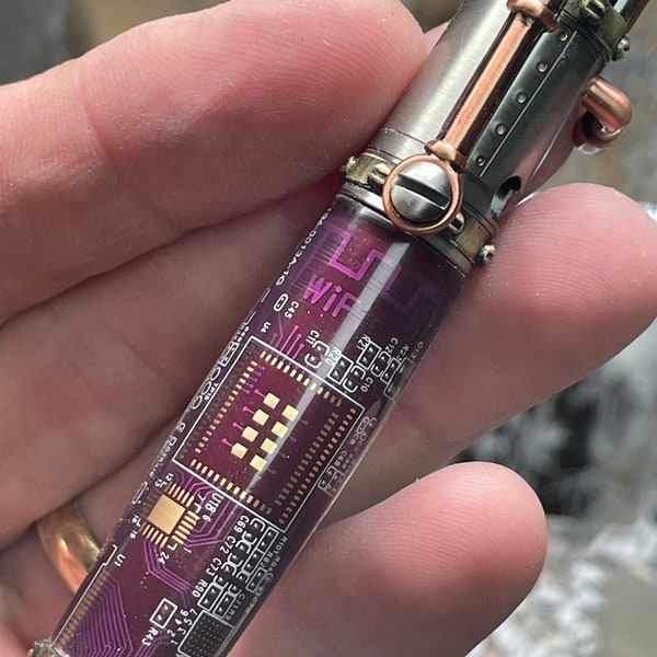 Stylo steampunk pour carte de circuit imprimé violet véritable Cadeau parfait pour un technicien ou un geek fait avec une vraie carte de circuit imprimé