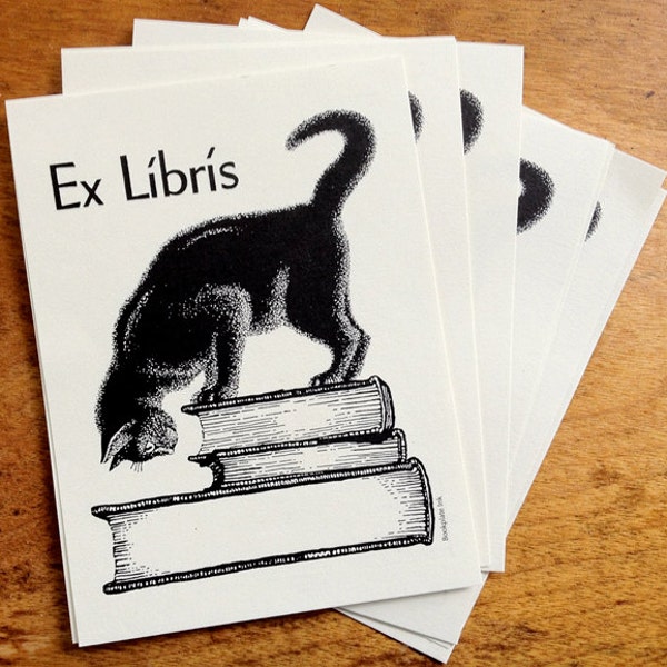 Gato encima de la pila de libros Antioch Bookplate