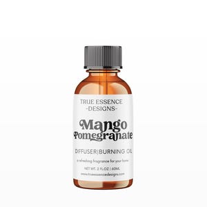Puede incluir: Una botella de vidrio marrón con una tapa negra y una etiqueta blanca. La etiqueta dice "TRUE ESSENCE -DESIGNS- Mango Pomegranate DIFFUSER BURNING OIL A refreshing fragrance for your home NET WT: 2 FLOZ | 60ML www.trueessencedesigns.com"