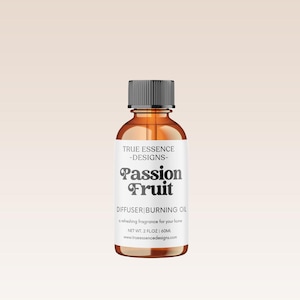 Può includere: Una bottiglia di vetro marrone con un tappo nero e un'etichetta bianca. L'etichetta dice "TRUE ESSENCE -DESIGNS- Passion Fruit DIFFUSER BURNING OIL A refreshing fragrance for your home NET WT. 2 FLOZ | 60ML www.truescencedesigns.com"
