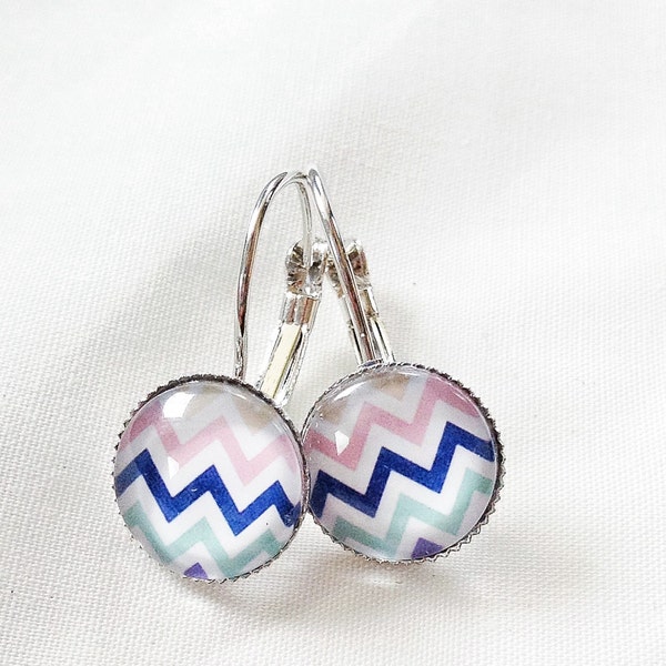 Zigzag coloré, bleu rose blanc, dormeuses, fait au quebec, boucles d'oreilles cabochon 12 mm, cadeau pour elle, bijoux pour femme, inox