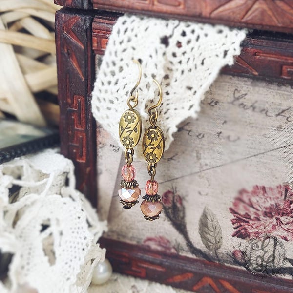 Pendientes colgantes florales vintage: rosa empolvado y bronce