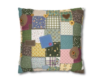 Puede incluir: Cojín cuadrado de patchwork con una variedad de patrones y colores de tela. El cojín presenta cuadrados de telas florales, de cuadros y lisas en tonos verdes, amarillos, azules y rosas. Elementos decorativos: corazón y aplicaciones de girasoles.