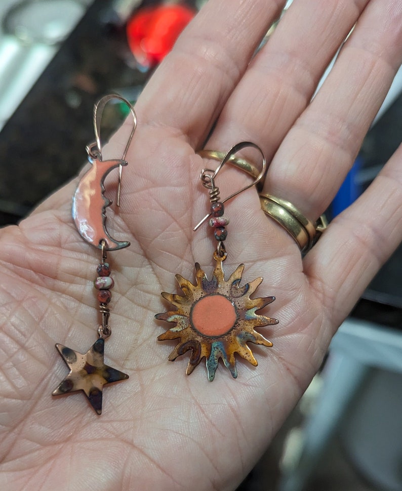 Copper enameled and flame painted copper mismatched moon, star and sun dangle earrings, celestial earrings, mismatched earrings imagem 2