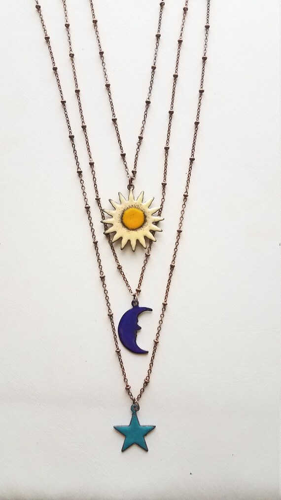 Boho Kupfer emaillierte Sonne, Mond, Stern geschichtet Halskette, himmlische Halskette, Emaille Sonne Halskette, Hippie Schmuck, 3 Schicht Halskette, Boho Kupfer emaillierte Sonne, Mond, Stern geschichtet Halskette, himmlische Halskette, Emaille Sonne Halskette, Hippie Schmuck, 3 Schicht Halskette,