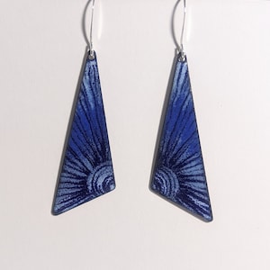 Blue copper enameled triangle sun earrings, triangle earrings, geometric, boho, celestial jewelry, blue jewelry, enameled earrings,sgraffito