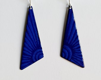 Helderblauw koper geëmailleerde driehoekige zonneoorbellen, emaille zonneoorbellen, geometrische oorbellen, sgrafitto oorbellen, maagdenpalm blauwe sieraden boho