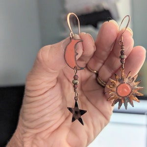 Copper enameled and flame painted copper mismatched moon, star and sun dangle earrings, celestial earrings, mismatched earrings imagem 3