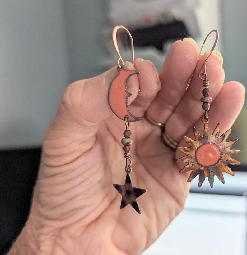 Copper enameled and flame painted copper mismatched moon, star and sun dangle earrings, celestial earrings, mismatched earrings imagem 3