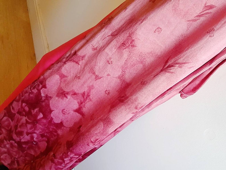 Beautiful 1970s vintage retro vintage lounge gown in shades of pink and floral print sz Medium