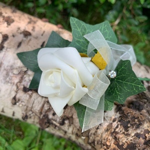 Juego de ojales de rosa marfil, tres ramilletes de rosas artificiales de marfil.