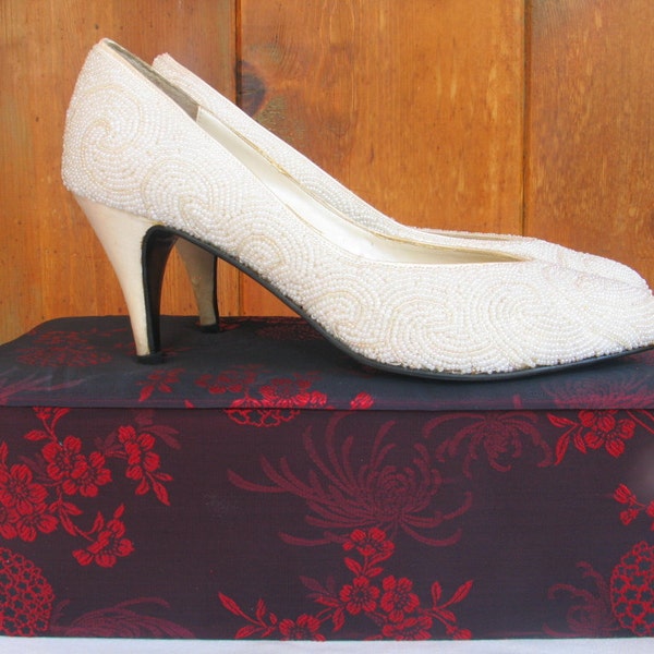 White Beaded IMPO High Heel Formal Dress Shoes 'Holiday 84' women's size 7.5 B Wedding Prom Vintage 1980's shoes excellent vintage condition