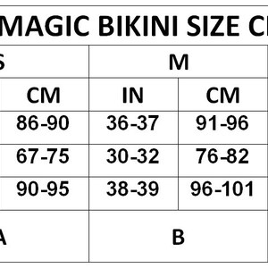 Może przedstawiać: Tabela rozmiar&oacute;w dla bikini Goa Magic, pokazująca wymiary w calach i centymetrach dla biustu, talii, bioder i rozmiaru miseczki biustonosza. Tabela zawiera rozmiary S, M i L.