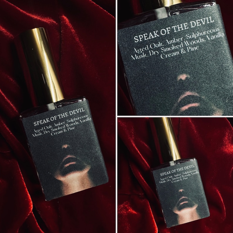 K&ouml;nnte beinhalten: Eine Glasflasche Parf&uuml;m mit einem goldenen Verschluss und einem schwarzen Etikett. Das Etikett lautet "Speak of the Devil" und listet die Duftnoten auf: Gealterte Eiche, Bernstein, Schwefel, Moschus, Trockenes R&auml;ucherholz, Vanille, Sahne & Kiefer.