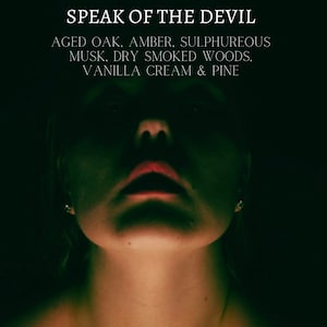 K&ouml;nnte beinhalten: Nahaufnahme eines Gesichts mit offenem Mund, das Bild ist dunkel mit einem gr&uuml;nlichen Farbton. Der Text "SPEAK OF THE DEVIL" befindet sich oben im Bild. Unter dem Text befindet sich eine Liste von D&uuml;ften: "AGED OAK, AMBER, SULPHUREOUS MUSK, DRY SMOKED WOODS, VANILLA CREAM & PINE"