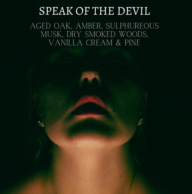 K&ouml;nnte beinhalten: Nahaufnahme eines Gesichts mit offenem Mund, das Bild ist dunkel mit einem gr&uuml;nlichen Farbton. Der Text "SPEAK OF THE DEVIL" befindet sich oben im Bild. Unter dem Text befindet sich eine Liste von D&uuml;ften: "AGED OAK, AMBER, SULPHUREOUS MUSK, DRY SMOKED WOODS, VANILLA CREAM & PINE"