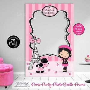 Puede incluir: Tel&oacute;n de fondo de cabina de fotos de tem&aacute;tica parisina en rosa y negro con un marco para una foto. El tel&oacute;n de fondo presenta una Torre Eiffel de dibujos animados, un caniche y una ni&ntilde;a con boina. El texto "Amelie's 8th Birthday" est&aacute; en la parte superior del tel&oacute;n de fondo.