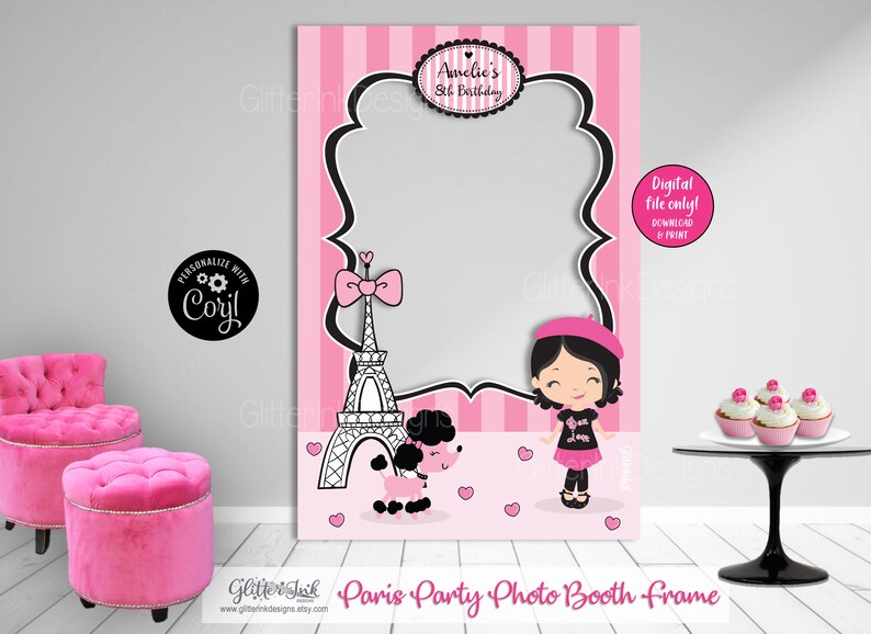 Puede incluir: Tel&oacute;n de fondo de cabina de fotos de tem&aacute;tica parisina en rosa y negro con un marco para una foto. El tel&oacute;n de fondo presenta una Torre Eiffel de dibujos animados, un caniche y una ni&ntilde;a con boina. El texto "Amelie's 8th Birthday" est&aacute; en la parte superior del tel&oacute;n de fondo.