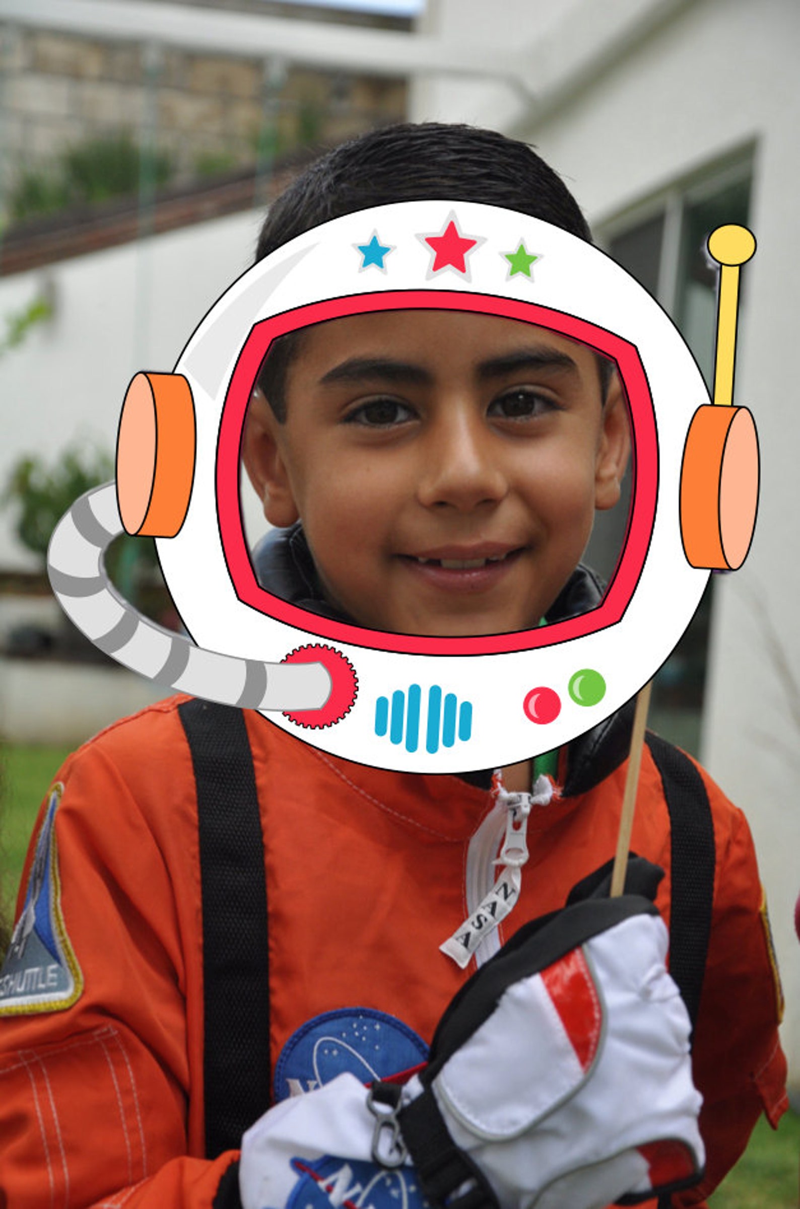 Шлем ко дню космонавтики. Шлем Космонавта детский картонный. Космический шлем для ребенка. Шлем Космонавта из картона. Космический шлем в детский сад.