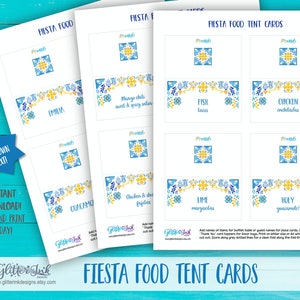 Pu&ograve; includere: Carte da tavolo per cibo Fiesta stampabili con un motivo a piastrelle blu e gialle. Le carte hanno il testo "Fiesta Food Tent Cards" e includono nomi di cibi come "Chicken enchiladas", "Fish tacos" e "Holy guacamole!"