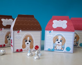 Puede incluir: Cuatro cajas de regalo en forma de caseta de perro, de color marrón y rojo, con una ilustración de cachorro y el texto "Happy Birthday Gabriella" y "Thanks for making my birthday paw-some Bailey" en la parte delantera de las cajas.
