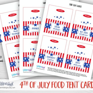 以下が含まれることがあります： 赤、白、青のストライプと星がついた、7月4日の食品テントカードを印刷できます。カードには、ベーコンチーズバーガー、ホットドッグ、スパイシーチキンウィングなど、さまざまな食品オプションが掲載されています。カードをパーソナライズするために、独自のテキストを追加してください。
