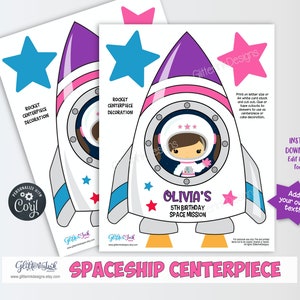 Puede incluir: Centro de mesa de nave espacial imprimible para una fiesta de cumplea&ntilde;os. La nave espacial es blanca con detalles en rosa, morado y azul. Cuenta con una astronauta ni&ntilde;a en una ventana redonda. El texto "Olivia's 5th Birthday Space Mission" est&aacute; impreso en la nave espacial.