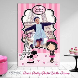 Puede incluir: Tel&oacute;n de fondo de cabina de fotos rosa y blanco con una Torre Eiffel de dibujos animados, un caniche y una ni&ntilde;a con boina. El tel&oacute;n de fondo tiene el texto "Amelie's Paris Party" en la parte superior y "Paris Party Photo Booth Frame" en la parte inferior.