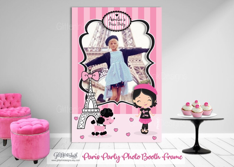 Puede incluir: Tel&oacute;n de fondo de cabina de fotos rosa y blanco con una Torre Eiffel de dibujos animados, un caniche y una ni&ntilde;a con boina. El tel&oacute;n de fondo tiene el texto "Amelie's Paris Party" en la parte superior y "Paris Party Photo Booth Frame" en la parte inferior.