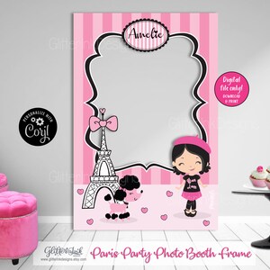 Puede incluir: Marco de cabina de fotos rosa y negro con una Torre Eiffel de dibujos animados, un caniche y una ni&ntilde;a con boina. El marco tiene espacio para una foto y el texto "Amelie" y "Paris Party Photo Booth Frame".