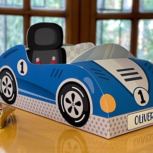 Caja de regalo para fiesta de cumpleaños con dos autos de carreras rápidos, cajas de regalo para dulces con temática de carreras de papel imprimibles, centro de mesa de juguete de papel personalizable