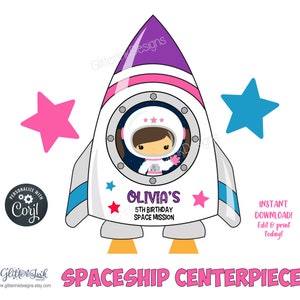 Puede incluir: Una pieza central de nave espacial imprimible con una astronauta ni&ntilde;a en un traje espacial blanco con un casco rosa. La nave espacial es blanca con detalles en morado, rosa y azul. El texto "Olivia's 5th Birthday Space Mission" est&aacute; impreso en la nave espacial. Dos estrellas est&aacute;n a cada lado de la nave espacial.