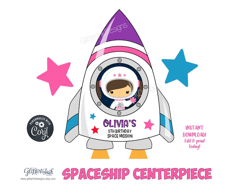 Puede incluir: Una pieza central de nave espacial imprimible con una astronauta ni&ntilde;a en un traje espacial blanco con un casco rosa. La nave espacial es blanca con detalles en morado, rosa y azul. El texto "Olivia's 5th Birthday Space Mission" est&aacute; impreso en la nave espacial. Dos estrellas est&aacute;n a cada lado de la nave espacial.
