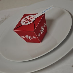 Julsnöflinga för högtider DIY pdf utskrivbar mini presentask / presentask i rött, vitt och blått, perfekt som julbordsdukning