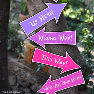 Alice im Wunderland & verrückter Hutmacher inspiriert Teeparty pdf druckbare Pfeilschilder in Pink und Lila / this way Photo Prop INSTANT DOWNLOAD