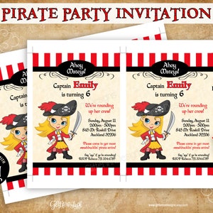 K&ouml;nnte beinhalten: Druckbare Piratenparty-Einladung mit einem Cartoon-Piratenm&auml;dchen mit blonden Haaren und einem rot-schwarz gestreiften Hintergrund. Der Text lautet "Ahoy Mateys! Captain Emily is turning 6. We're rounding up her crew! Sunday, August 11, 2:00pm - 5:00pm, 845 Dr Roskill Drive, Auckland 32206. Please come in yer most smashbucklin pirate attire! RSVP Rebes 721 334-6789."