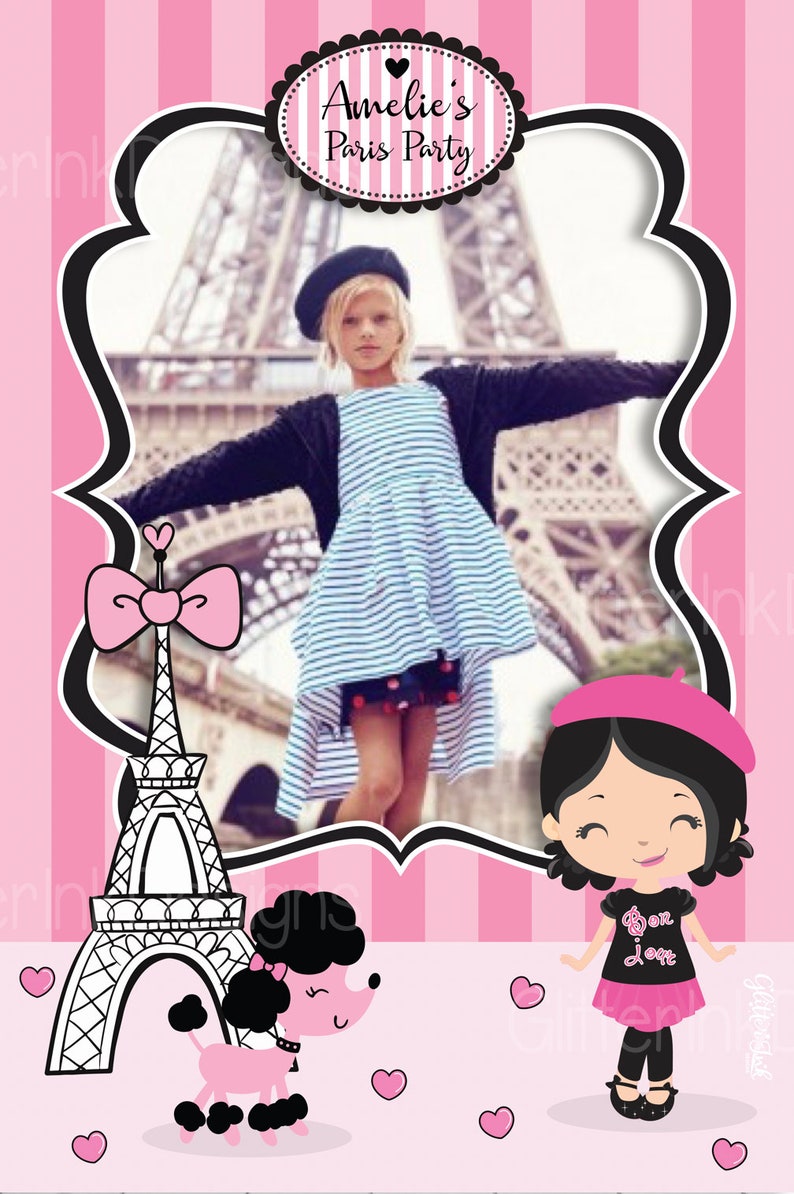 Puede incluir: Una invitaci&oacute;n rosa y negra con una foto de una ni&ntilde;a frente a la Torre Eiffel. La invitaci&oacute;n dice "Amelie's Paris Party".
